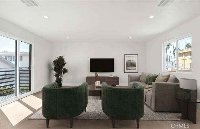 1211 N. Kingsley Drive N