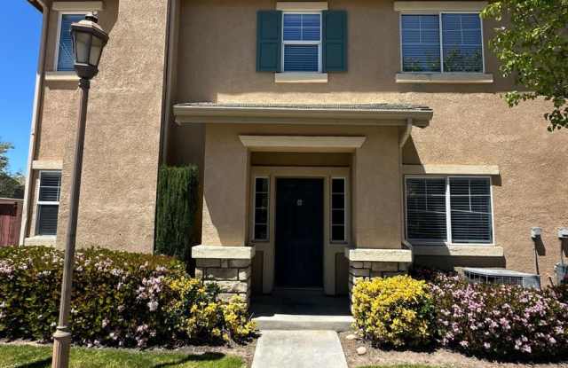 Luxurious Living: Spacious 4-Bedroom Townhome with Community Pool in Prime Murrieta Location! - 36149 Oakcreek Union Way, Murrieta, CA 92563