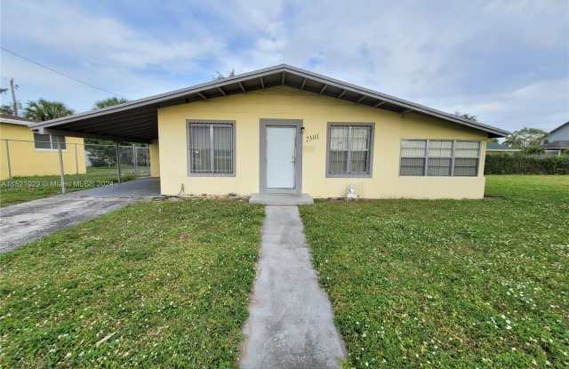 2301 NW 182nd Ter - 2301 Northwest 182nd Terrace, Miami Gardens, FL 33056