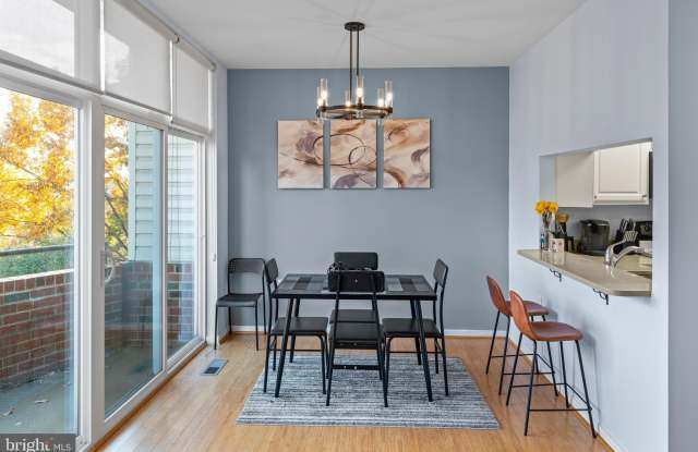 301 S REYNOLDS Street unit: 202