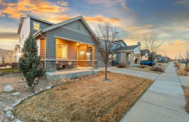 Modern Living. Unforgettable Views 5 bedroom / 5 bathrooms in the desirable Candelas community
