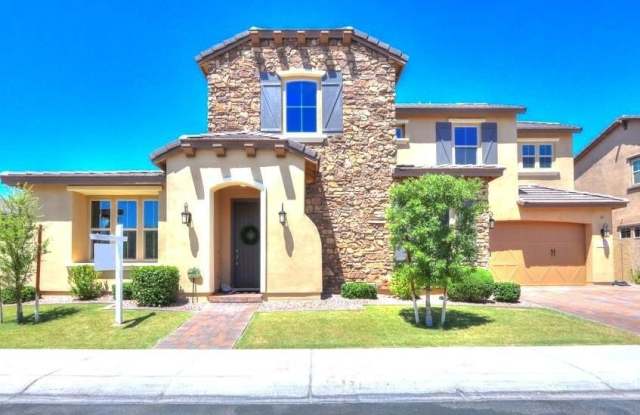 948 W Yosemite Drive