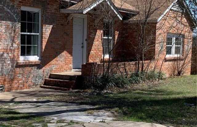 210 S Mustang Ave
