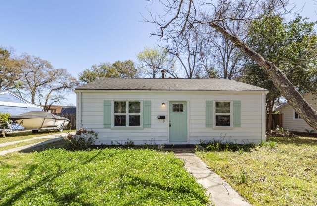 2 Bedroom 1 Bath Single Family Home in Magnolia - West Ashley - 30 Anita Drive, Charleston, SC 29407