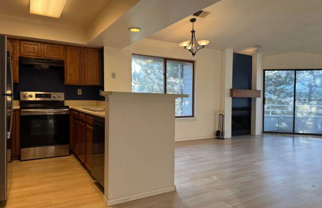 Adorable 2 Bedroom Condo w/Mountain Views!