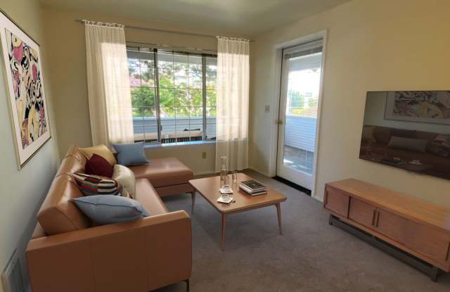 5307 LIVE CLOSE TO UNIVERSITY VILLAGE AND UW!
