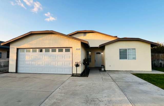 Large 4bd /2.75 Ba with a fenced front yard