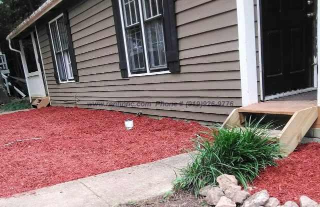 3 Bed 2 Bath w/ Master Bed downstairs near Crossroads Plaza, REI