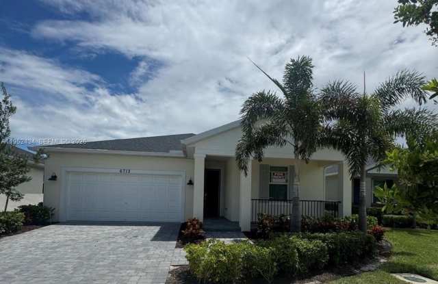 6712 NW Cloverdale Ave