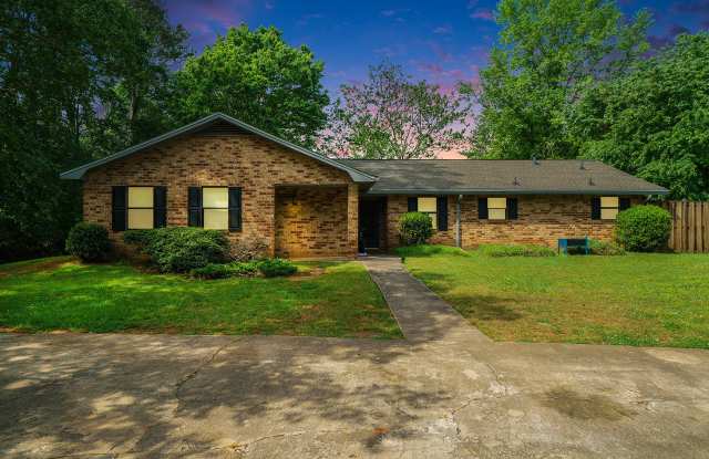 **AVAILABLE JULY 1ST** UPDATED 2 Bed/1.5 Bath Eastside Duplex