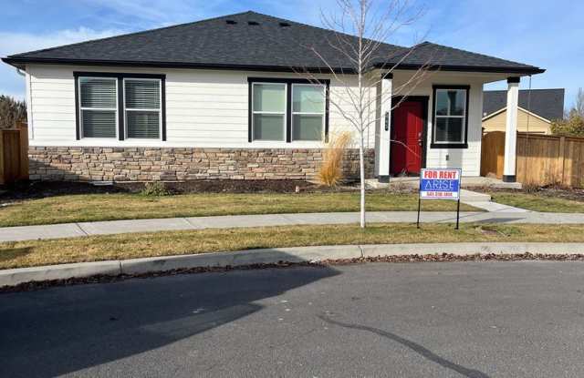 Beautiful one story home in quiet new neighborhood in Prineville-PRICE DROP