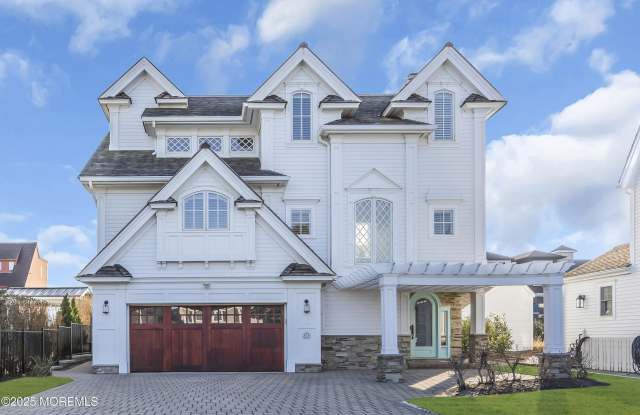 Photo of 814 1st Avenue