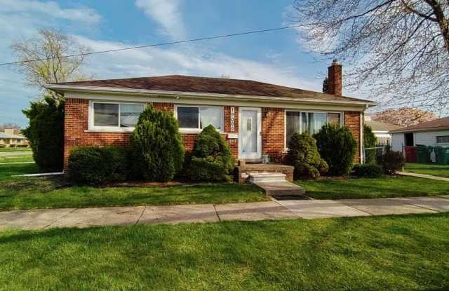 Photo of Beautiful, sprawling, brick ranch - $1600/mo