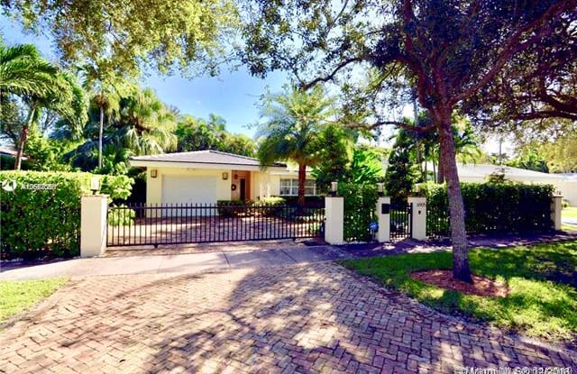 6905 Barquera St - 6905 Barquera Street, Coral Gables, FL 33146