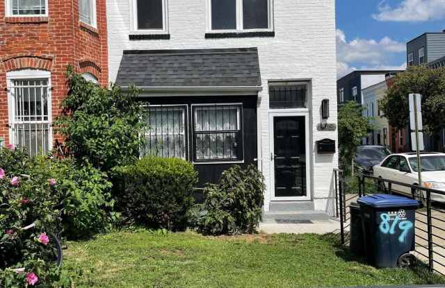 819 12TH Street NE