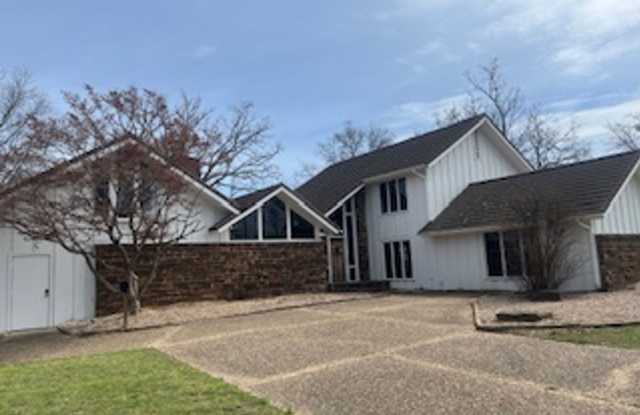 Rare Leasing Opportunity it in the Heart of Fort Smith/One Acre Lot w/City Views/Four Bed/3full+2Half Baths