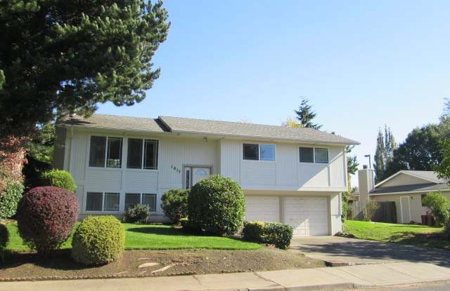 Fantastic Location! 3bd/2ba Home with BEAUTIFUL Back Yard Space! 2-Car Garage! - 1817 Modoc Drive Northeast, Keizer, OR 97303