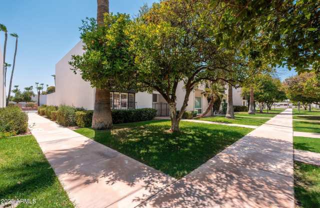 7684 E MINNEZONA Avenue