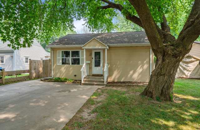 UPDATED 3 BR/1 BATH CENTRALLY LOCATED IN GREEN BAY