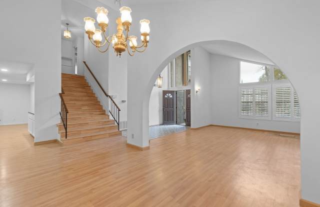 Large 5bd Home in Northridge with Pool!