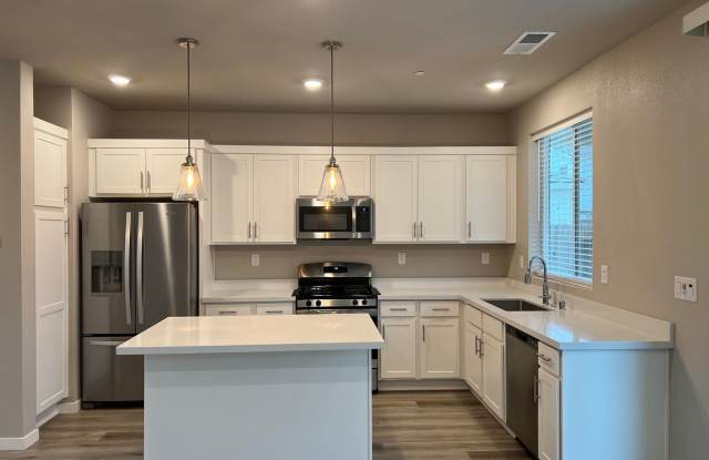 Lovely 3 Bedroom 2 Bathroom Home Close to Parks, Restaurants, Freeway Access, And More!