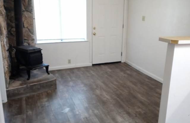 Photo of 3232 Lakeshore Blvd