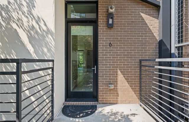 721 Longleaf Drive NE