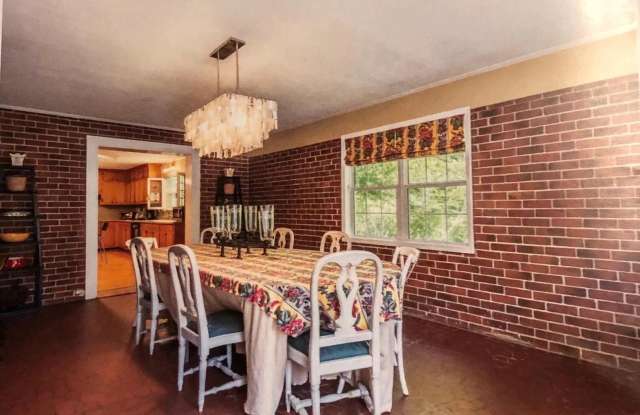 Room in 4 Bedroom Home at Woodstock Rd