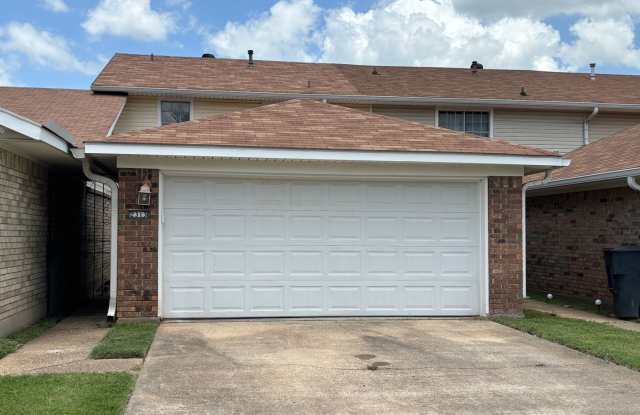 MOVE IN READY! SPACIOUS TOWNHOME IN BOSSIER CITY