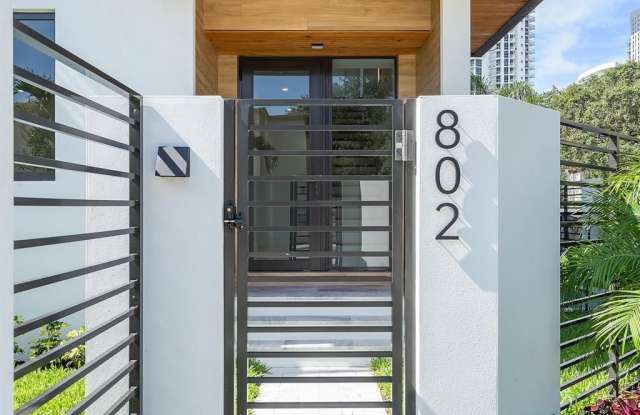 802 NE 2nd St