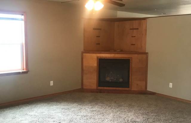 Photo of Spacious 4 Bedroom 2.5 Bath Home in River Rock