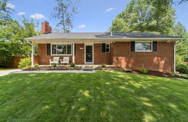 Don’t miss your chance to enjoy all that North Springfield has to offer in this charming, move-in ready rental.
