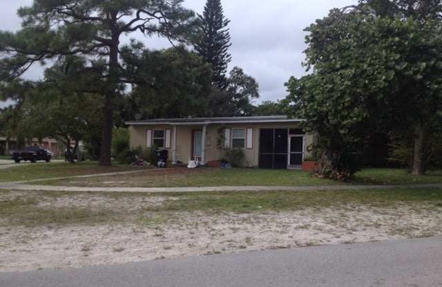 Nice 2-1 house with fenced backyard - 1201 Chateau Park Drive, Fort Lauderdale, FL 33311