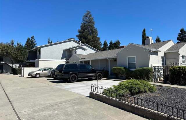 2 BEDROOM  2 BATHROOM CASTRO VALLEY APARTMENT!! AMPLE LIVING ROOM SPACE!