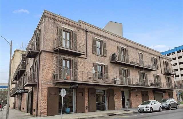 900 S PETERS Street