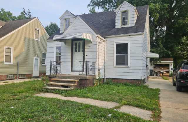 Charming 3-Bedroom Euclid Home with Garage Parking