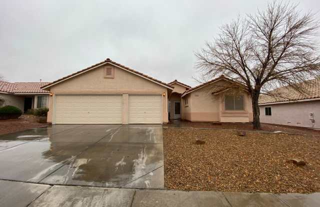 Single Story Home In The Heart of Henderson-Make it yours!
