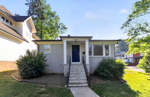 Charming Two Bedroom Duplex in Commonwealth Park!