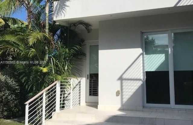 321 Palmwood Ln