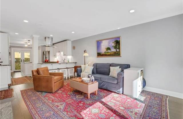 1071 Woodridge Hollow NE