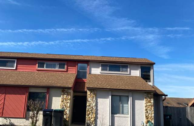 2 bedroom + loft, 2 bathroom townhome near UCF