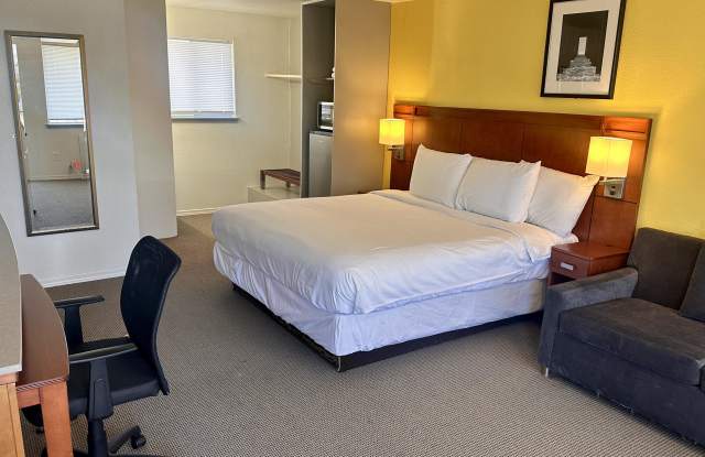 Photo of 3200 West Lakeshore Court