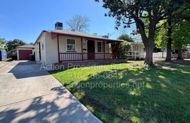 Cottage Style Home in the Heart of Roseville - Large Yard - Completely Renovated!