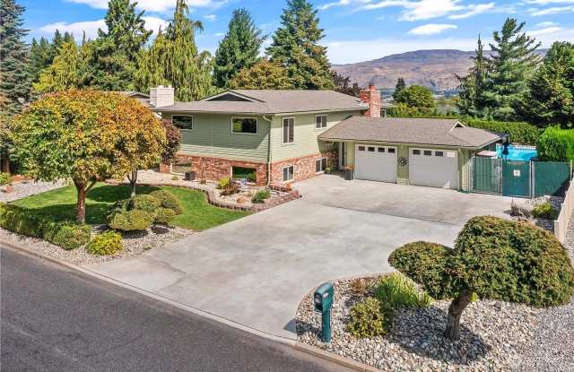 Photo of Luxury Home with Views, Maintained Pool and Yard. 5Bed, 3 Bath Great Location