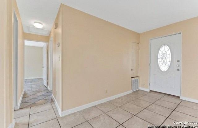 3323 W Woodlawn Ave
