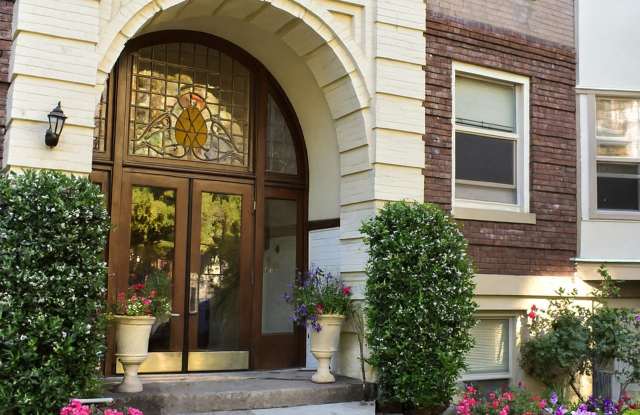 Photo of Rialto Court Apartments | MOVE-IN SPECIAL: ONE MONTH FREE RENT