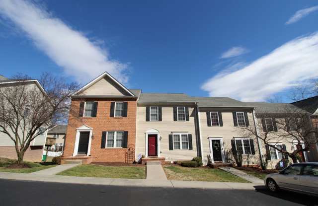 3 story townhome with fenced in yard for rent in Taylor Springs