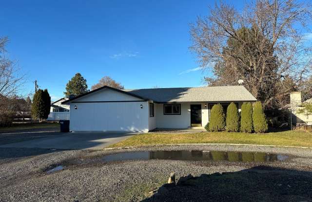 4 Bed/3 Bath, Quiet Cul-de-Sac, Lots of Extra Parking!