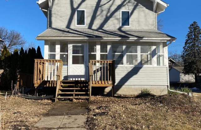 1901 E 12th St - 1901 East 12th Street, Des Moines, IA 50316