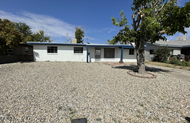 1424 Thomas Drive - 1424 Thomas Drive, Las Cruces, NM 88001